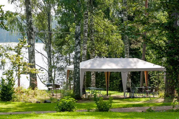 Lugar de descanso para barbacoa en el bosque a orillas del lago —  Fotos de Stock