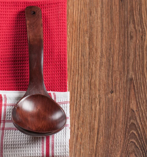 Cuchara de madera en una toalla — Foto de Stock