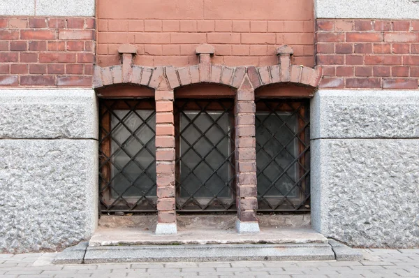 Tres ventanas con barras — Foto de Stock