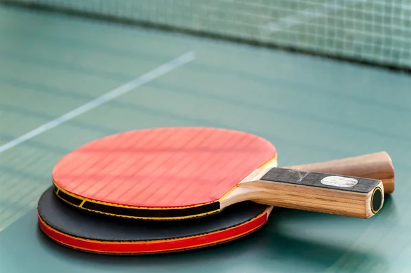 Две теннисные ракетки — стоковое фото