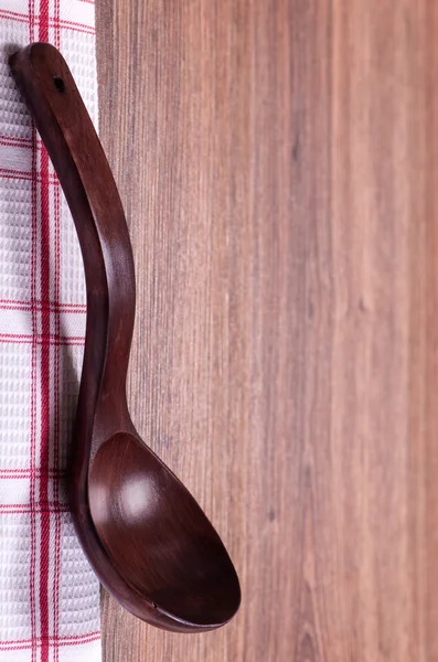 Cuchara de madera sobre toalla — Foto de Stock