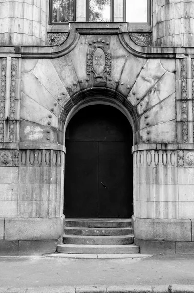 Puerta de entrada desde la calle —  Fotos de Stock