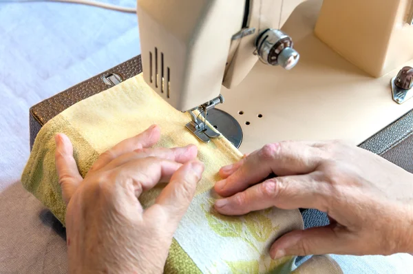 Mano de la mujer en la máquina de coser —  Fotos de Stock