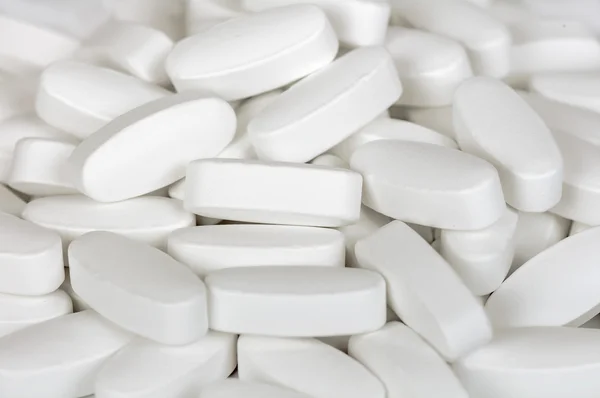 Белый фон таблетки крупным планом — стоковое фото