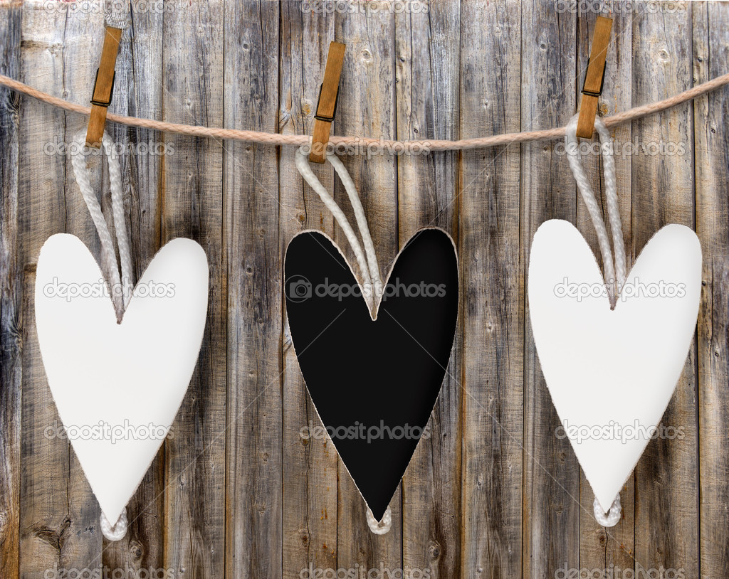 Foto vintage con corazones decorativos de madera colgando sobre tela