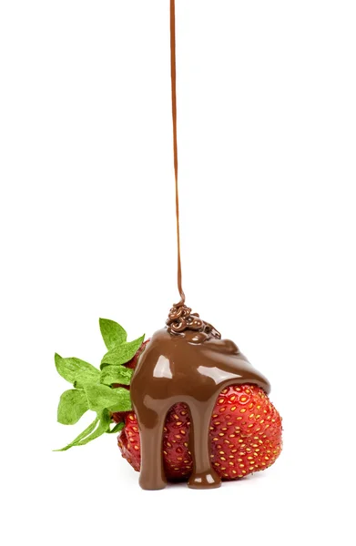 Chocolate é derramado sobre morangos isolados — Fotografia de Stock