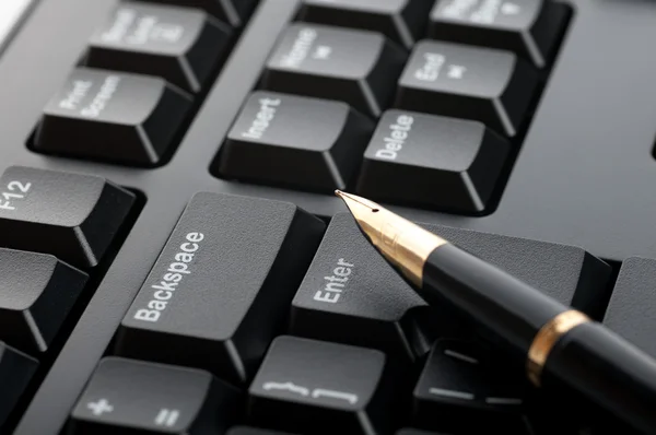 Fountain pen on keyboard — Stock Photo, Image