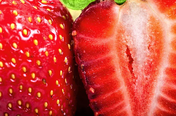 Två jordgubbar närbild — Stockfoto