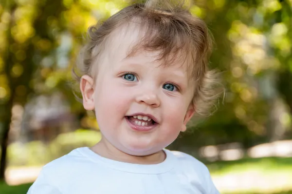 Kind mit lockigem Haar — Stockfoto