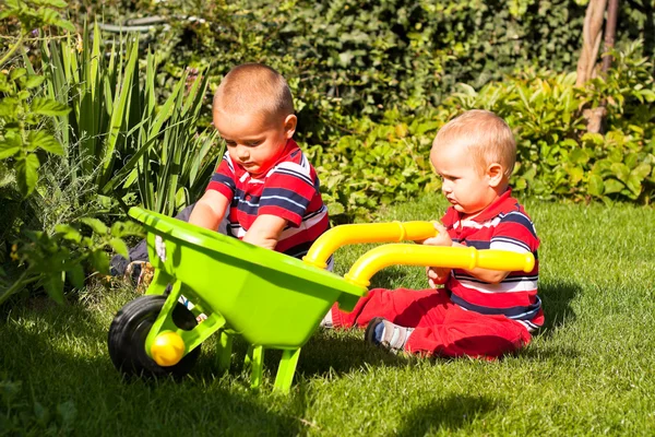 Kinderen die buiten spelen — Stockfoto