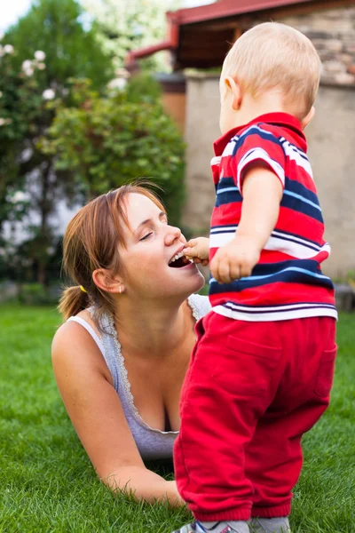 Mujer feliz y niño pequeño al aire libre —  Fotos de Stock