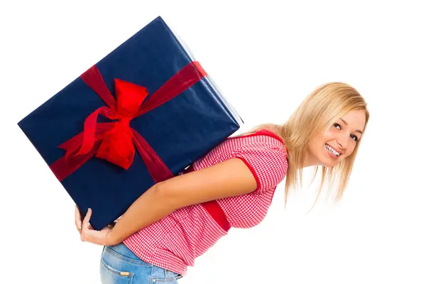 Jovem mulher feliz carregando grande presente — Fotografia de Stock