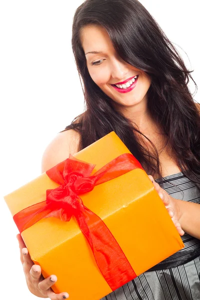 Feliz sorrindo mulher segurando presente — Fotografia de Stock