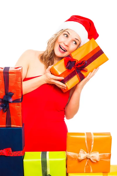 Mujer de Navidad sorprendida explorando regalo —  Fotos de Stock