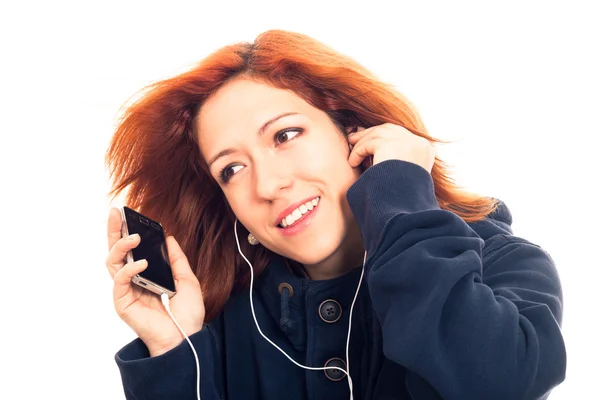 Junge Frau mit Smartphone hört Musik — Stockfoto