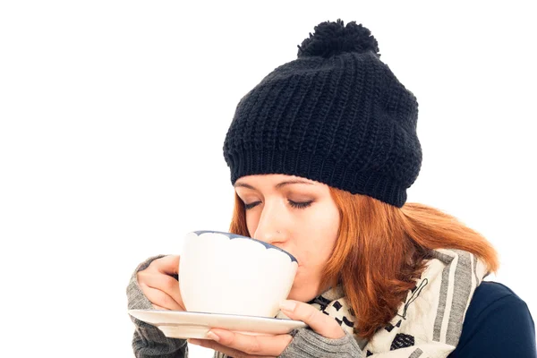 Γυναίκα με ρούχα χειμώνα πίνοντας ζεστό ρόφημα — Φωτογραφία Αρχείου