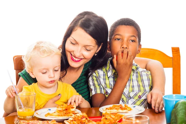 快乐的家庭吃披萨 — 图库照片