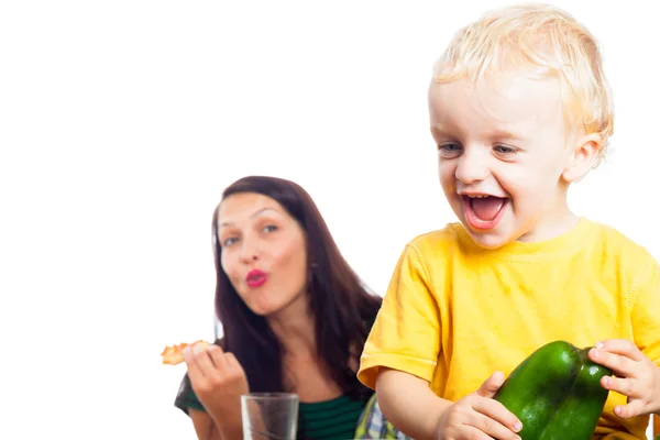 Niño feliz con pimienta verde —  Fotos de Stock