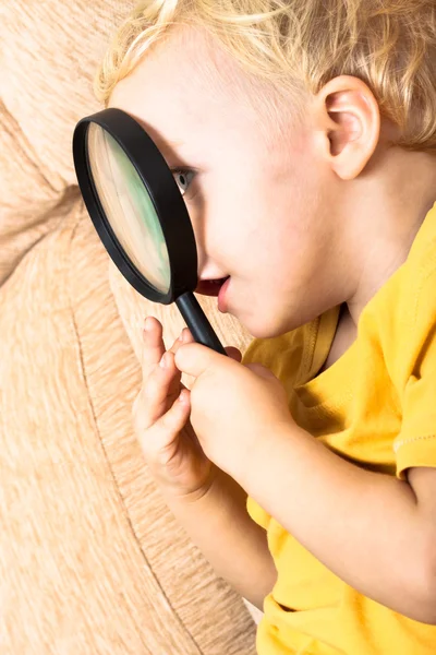 Child with magnifying glass — Stock Photo, Image