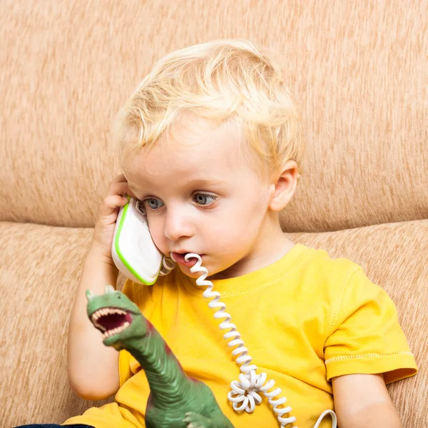 Criança engraçada com telefone — Fotografia de Stock