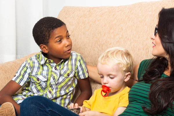 Bambini che parlano — Foto Stock