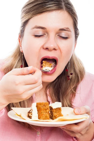 Женщина ест торт — стоковое фото