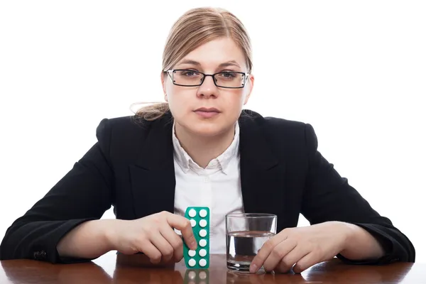 Ernstige vrouw met pillen — Stockfoto