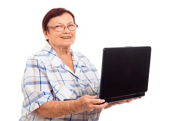 Счастливая пожилая женщина с ноутбуком — стоковое фото