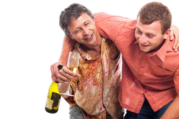 Hombres borrachos festejando con alcohol — Foto de Stock