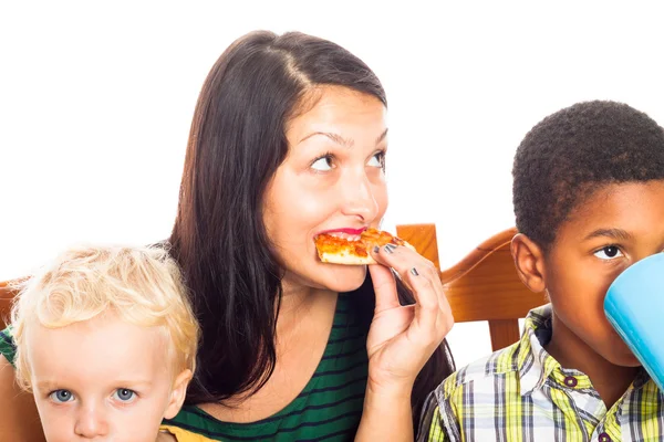 Frau mit Kindern isst Pizza — Stockfoto