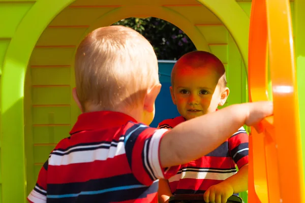 Twee broertjes in playhouse — Stockfoto