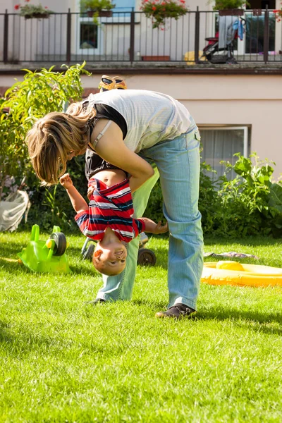 Mujer jugando con el niño al aire libre —  Fotos de Stock
