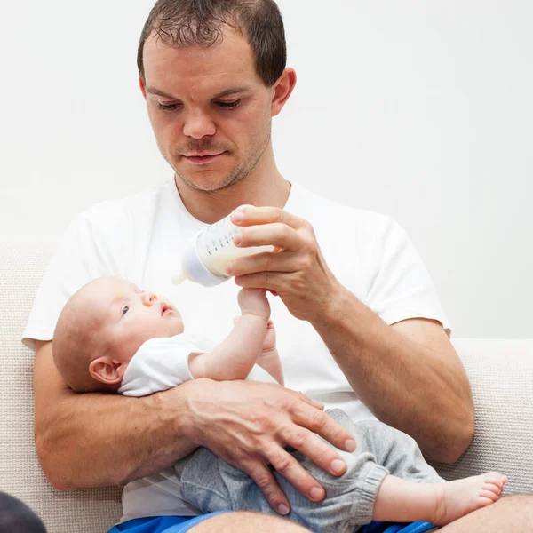 Vater füttert seinen Sohn — Stockfoto