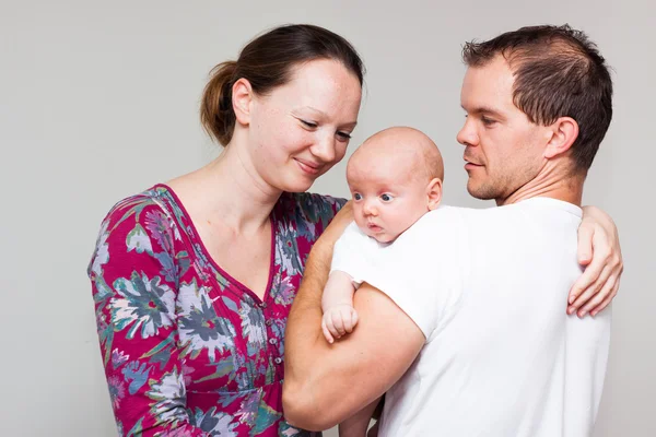 Familia feliz con bebé niño —  Fotos de Stock