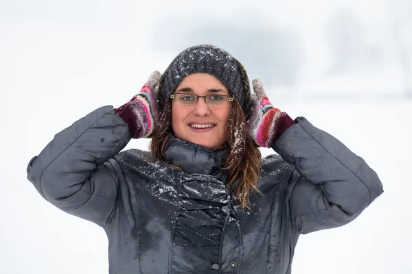 Glad kvinna på vintern — Stockfoto