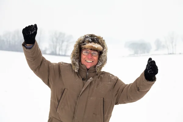 Счастливый активный пожилой человек зимой — стоковое фото