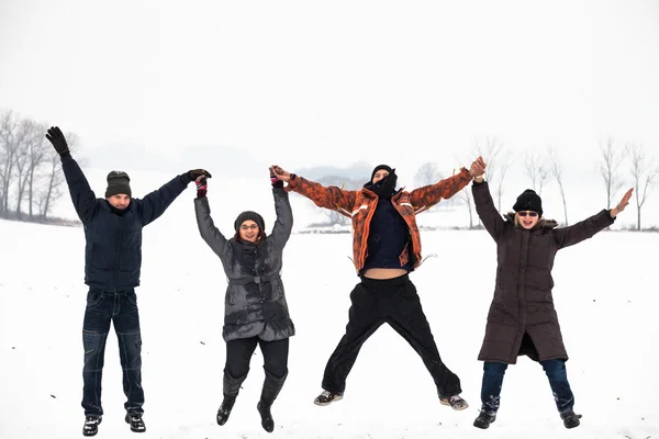 Gelukkig springen in de sneeuw winter — Stockfoto