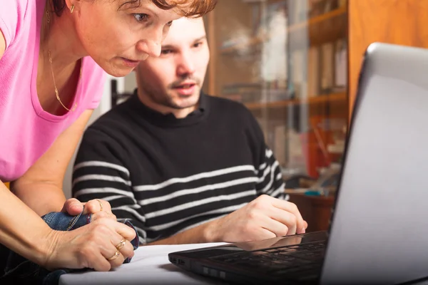 Looking at laptop — Stock Photo, Image