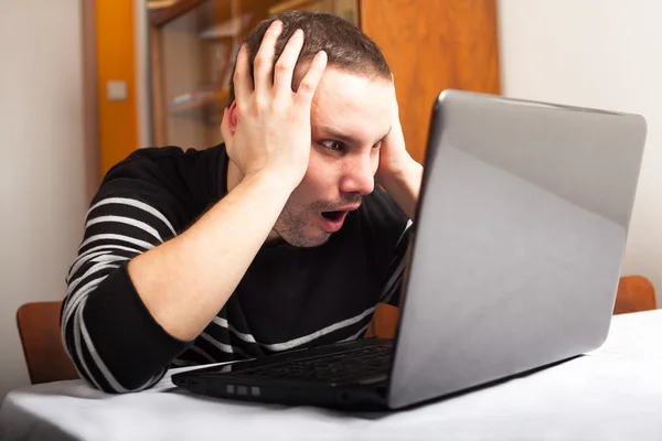 Homem chocado com laptop — Fotografia de Stock