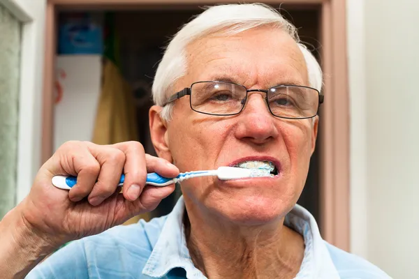 Uomo anziano lavarsi i denti — Foto Stock