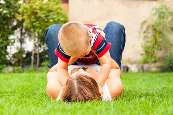 Frau mit Kind im Freien — Stockfoto