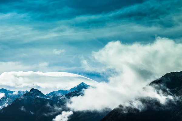 Cielo blu e montagne in Nuova Zelanda — Foto Stock