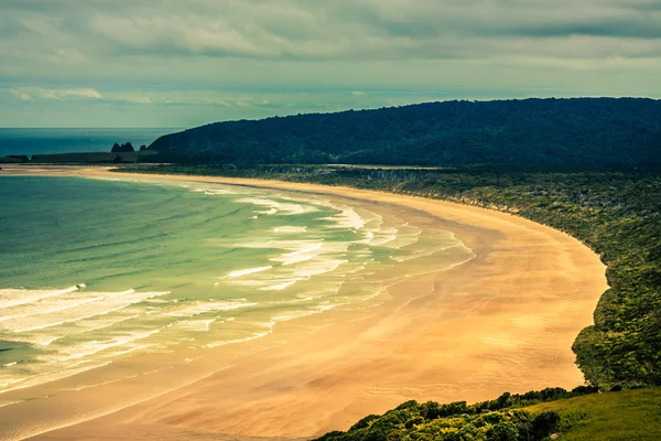 Playa de arena dorada en Nueva Zelanda — Foto de Stock