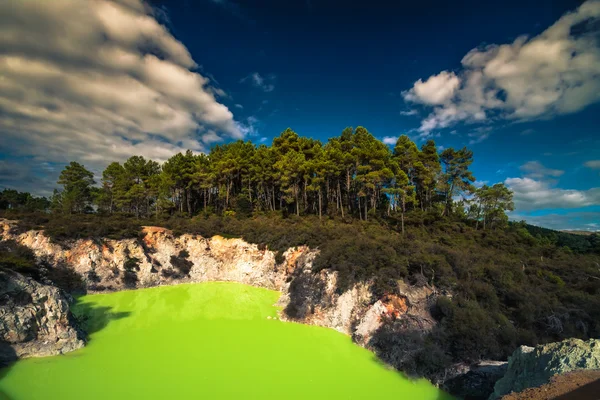 Lago termal en Nueva Zelanda — Foto de Stock