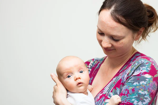 Mujer feliz con bebé niño — Foto de Stock