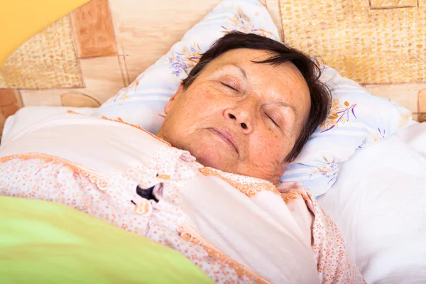 Äldre kvinna sover — Stockfoto