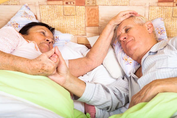 Yatakta sevecen yaşlılar — Stok fotoğraf