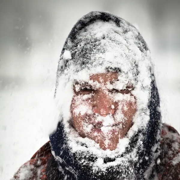 Man in sneeuwstorm Stockfoto