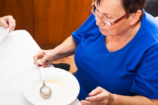 Senior mulher comendo — Fotografia de Stock