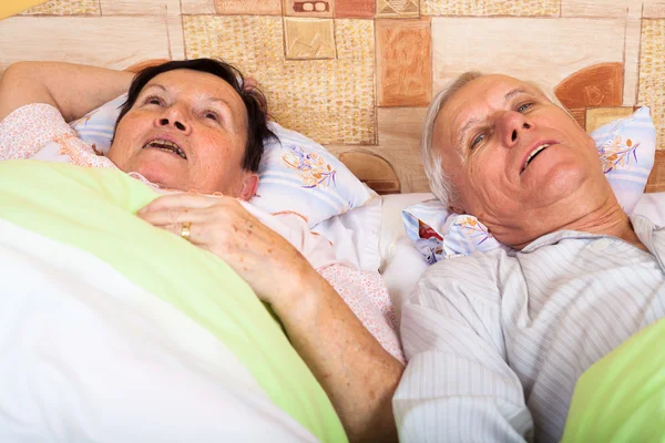 Pareja mayor descansando en la cama — Foto de Stock